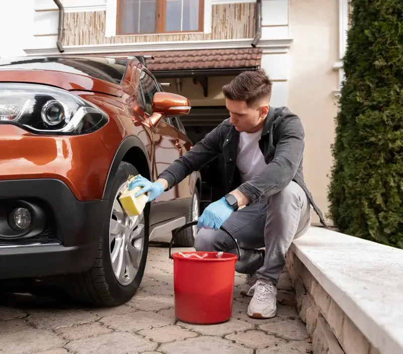 Lavage auto à domicile Fleurbaix : professionnel intervenant sur un véhicule